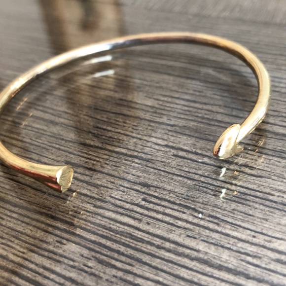 MELINDA MARIA Heart & Arrow Cuff Bracelet - Picture 14 of 14